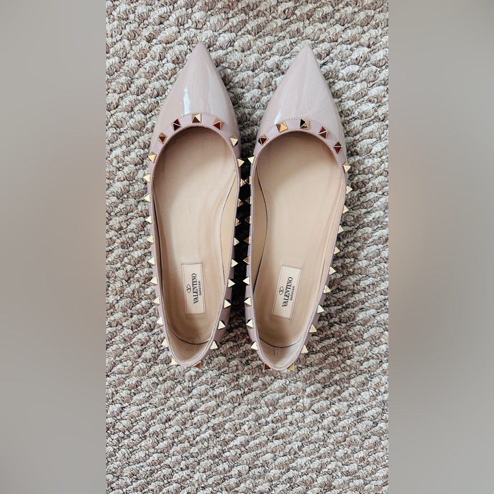VALENTINO  GARAVANI PATENT ROCKSTUD FLATS. AUTHENTICITY